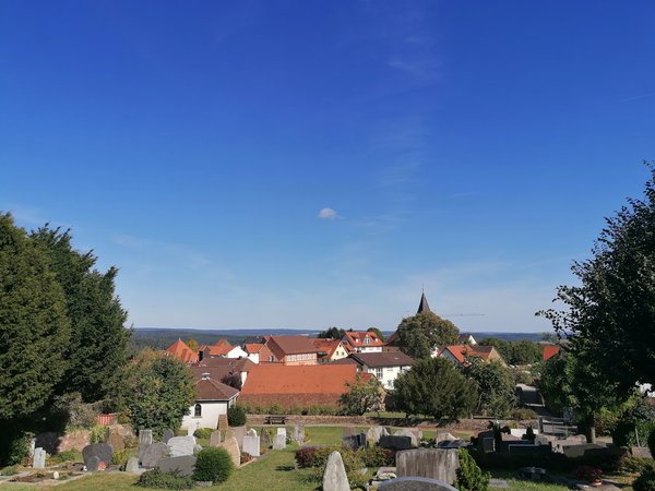 Blick vom Friedhof auf die Ortsmitte