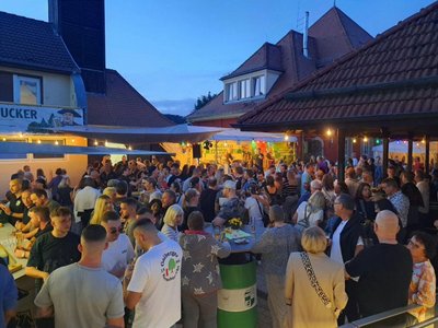 Volles Haus bei "Roof on fire"